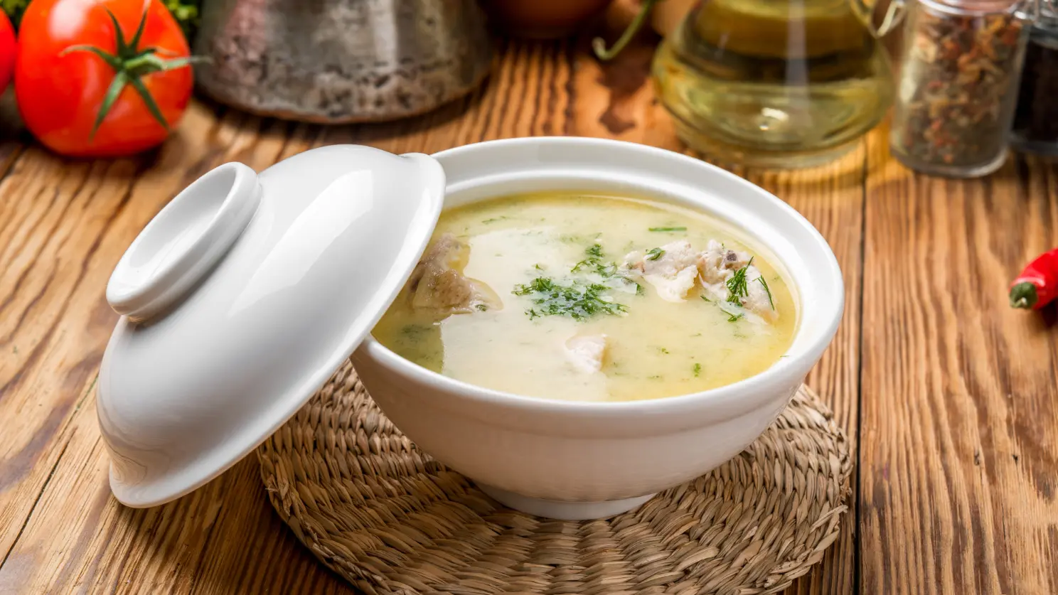 Сырный суп в тарелке